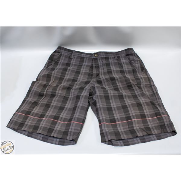 MENS LULULEMON SHORTS NO VISIBLE SIZE APPROX MED