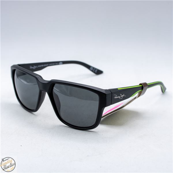 PAIR OF FOSTER GRANT SUNGLASSES