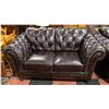 Image 1 : BROWN LEATHER CHESTERFIELD LOVESEAT FEAT CLASSIC