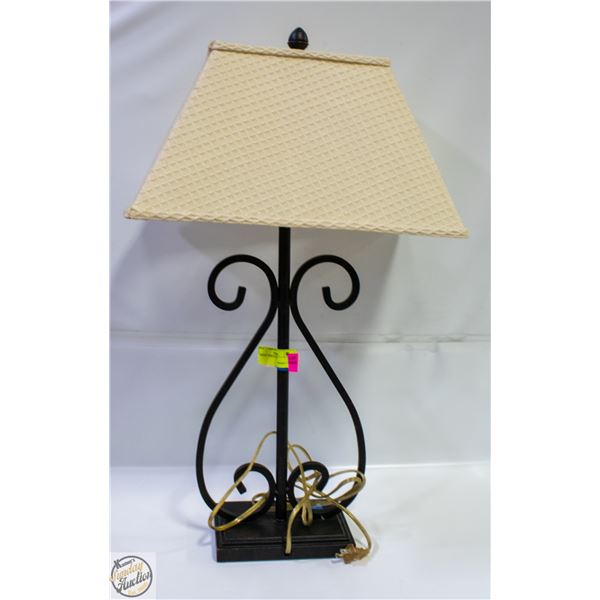METAL TABLE LAMP H-28"