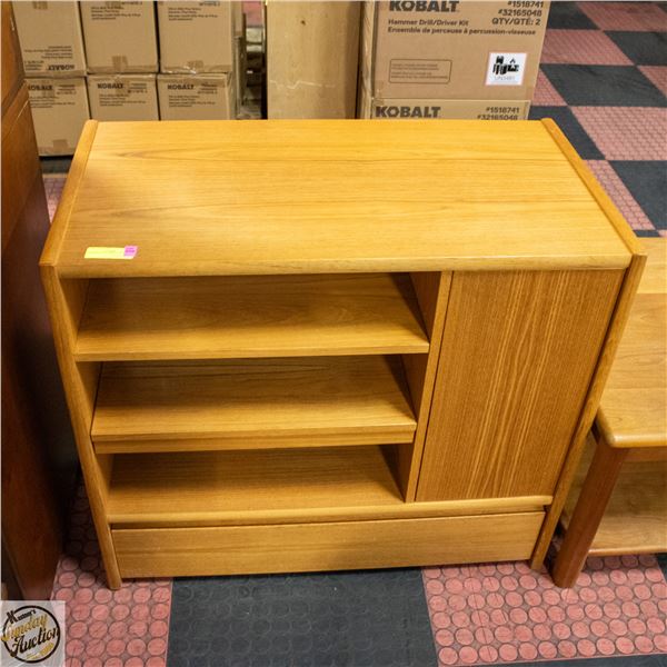 MAPLE ENTERTAINMENT STAND H-29.5" W-18" L-33.5"