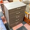 Image 1 : 5 DRAWER DRESSER - GREY WOOD-GRAIN WITH