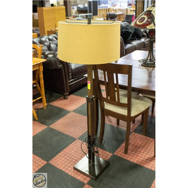 ADJUSTABLE HEIGHT FLOOR LAMP