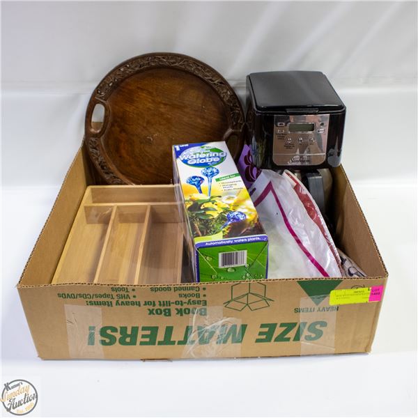 BOX WITH HOUSEHOLD ITEMS INCL. WATERING