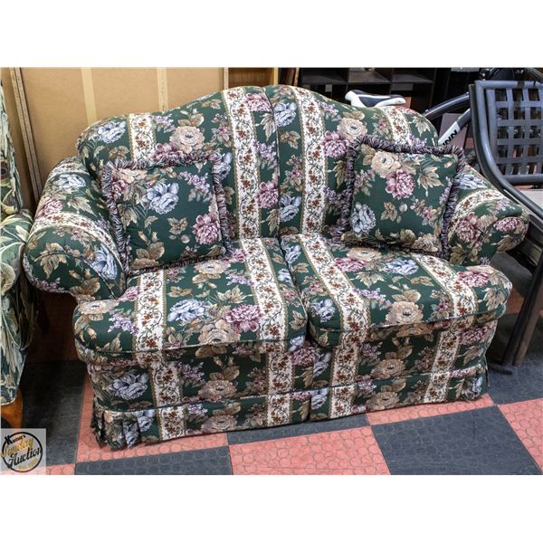 FLORAL LOVESEAT