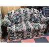 Image 1 : FLORAL LOVESEAT