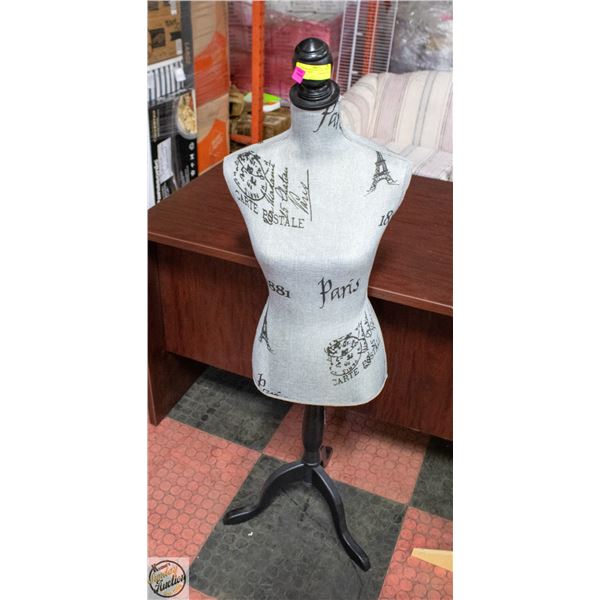 FDW MANNEQUINN PARIS-THEMED SCRIPT TORSO