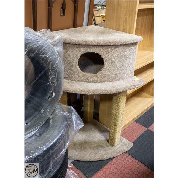ESTATE CORNER CAT POST 26"D, 44"H