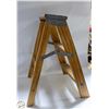 Image 1 : VINTAGE WOOD/METAL STEP STOOL