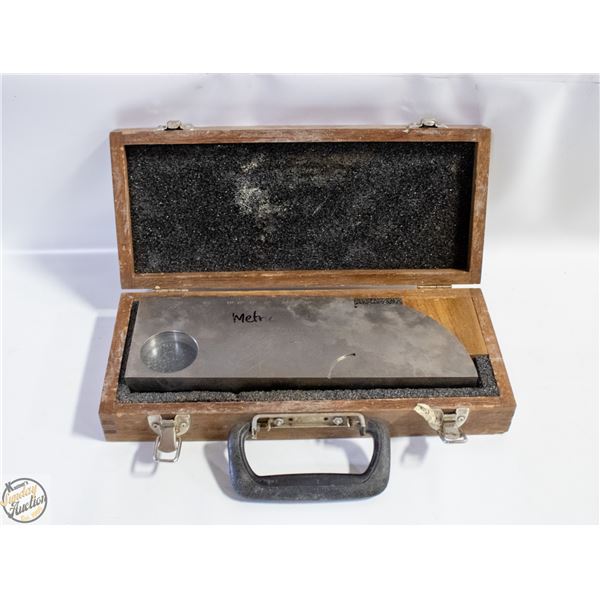 STEEL IIW TYPE 1 REFERENCE BLOCK W/ WOODEN CASE