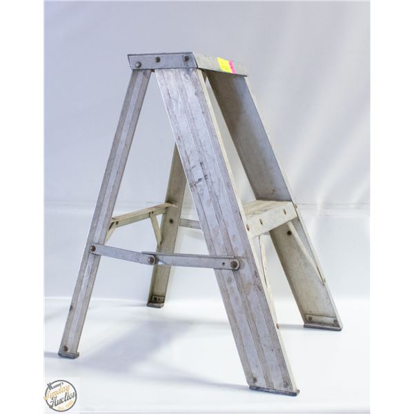 TWO STEP LADDER ALUMINUM
