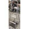 Image 2 : 2-STEP FOLDING ALUMINUM STEP LADDER