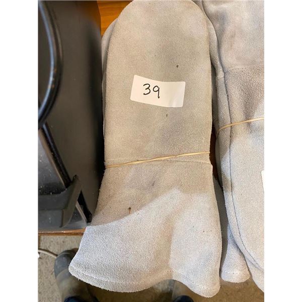 GOOD PAIR OF GLOVES
