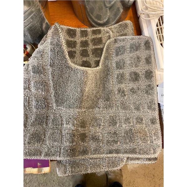 2 BATHROOM RUGS