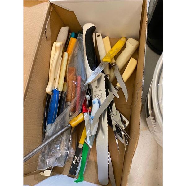 BOX LOT OF KITCHEN KNIVES