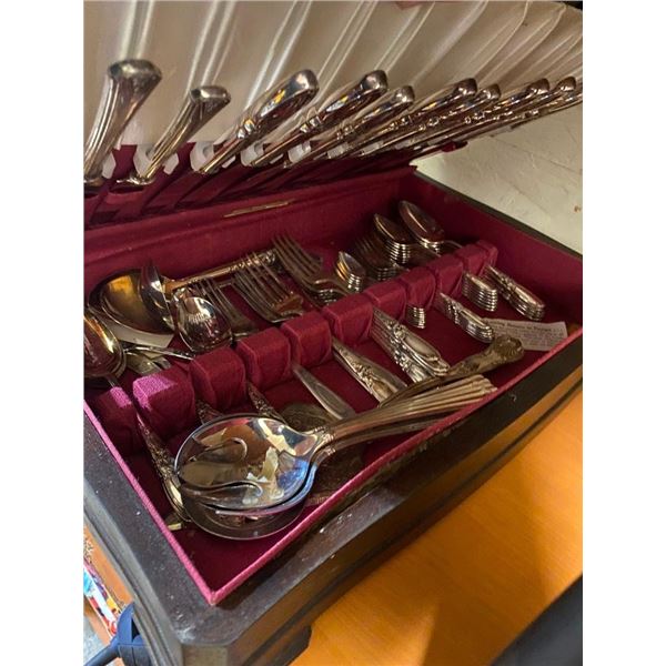 SILVERWARE SET WITH CASE
