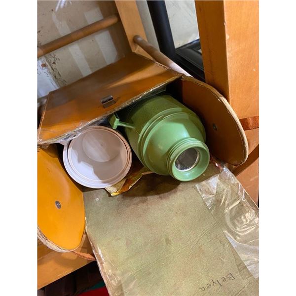 THERMOS CARRIER WITH THERMOS