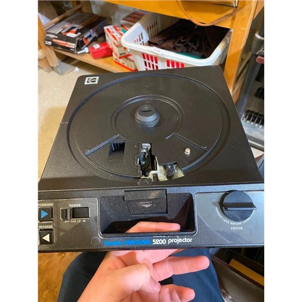 KODAK CAROUSEL 35 MM SLIDE PROJECTOR - PROJECTOR ONLY