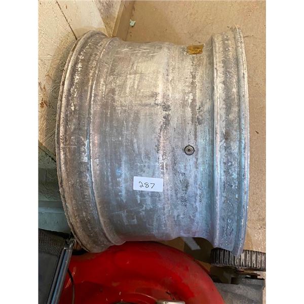 13X22.5 IN ALUMINUM TRUCK WHEEL