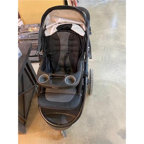 3-WHEELED BABY CARRIAGE WITH SUN SHADE AND CUP HOLDERS