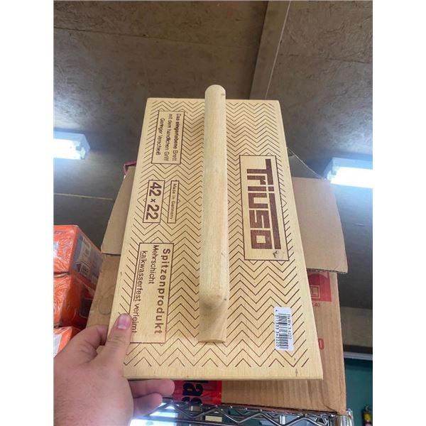 BOX OF ASSORTED SIZED WOODEN TROWELS
