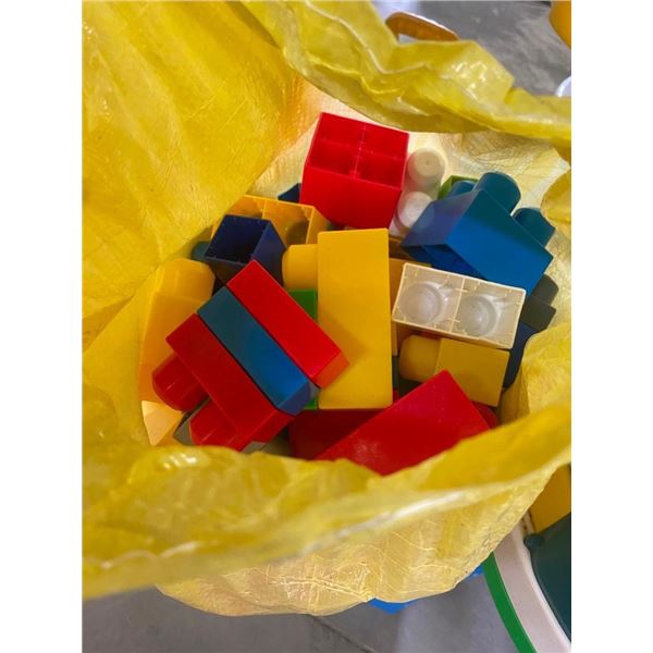 LARGE BAG OF KIDS PLASTIC BUILDING BLOCKS