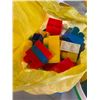 Image 1 : LARGE BAG OF KIDS PLASTIC BUILDING BLOCKS