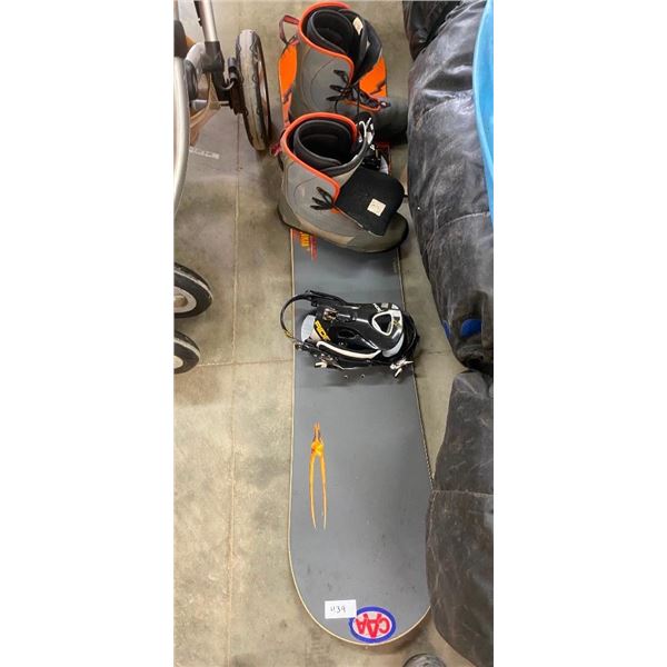 SNOW BOARD WITH BOOTS - SIZE 11