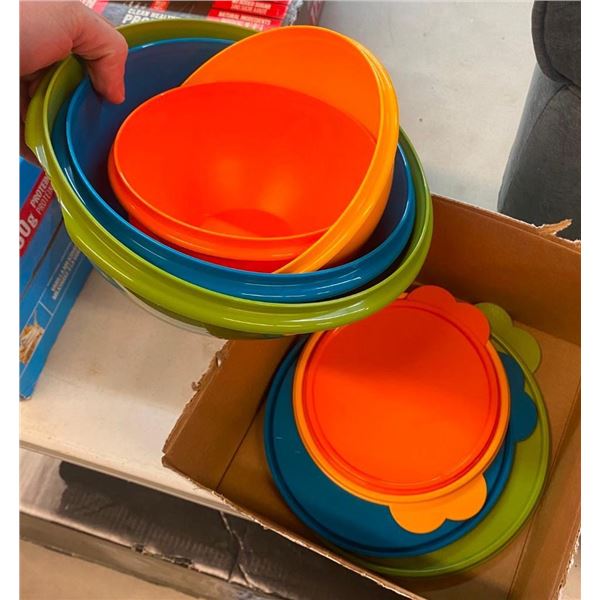 4PC TUPPERWARE SET- 1 BOWL HAS BROKEN PIECE ON TRIM