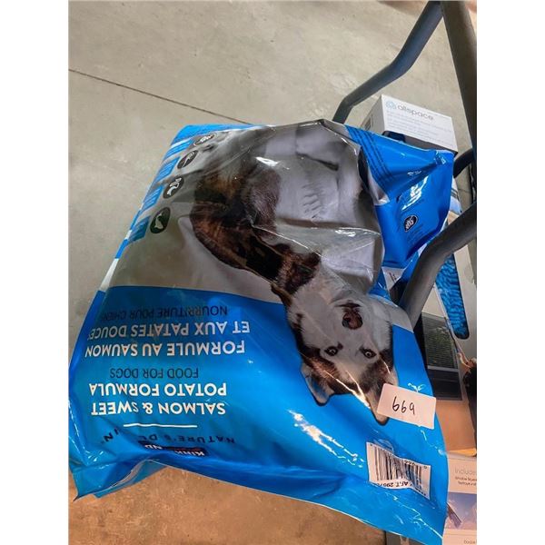 BAG OF SALMON AND SWEET POTATO DOG FOOD - BAG HAS VERY SMALL HOLE