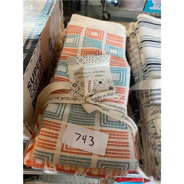 8-PACK OF HAND TOWELS
