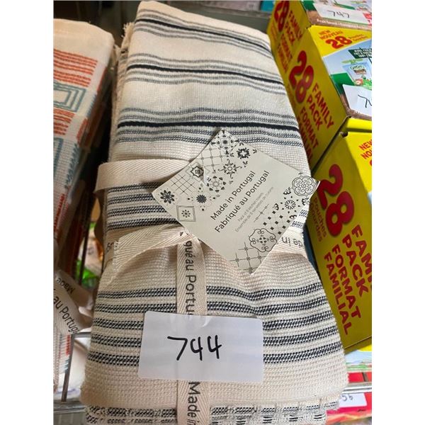 8-PACK OF HAND TOWELS