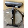 Image 1 : FOLDABLE 12IN ROLLER STAND
