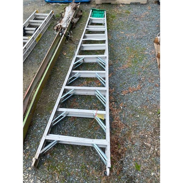 10FT STEP LADDER - FEET HAVE SLIGHT BEND