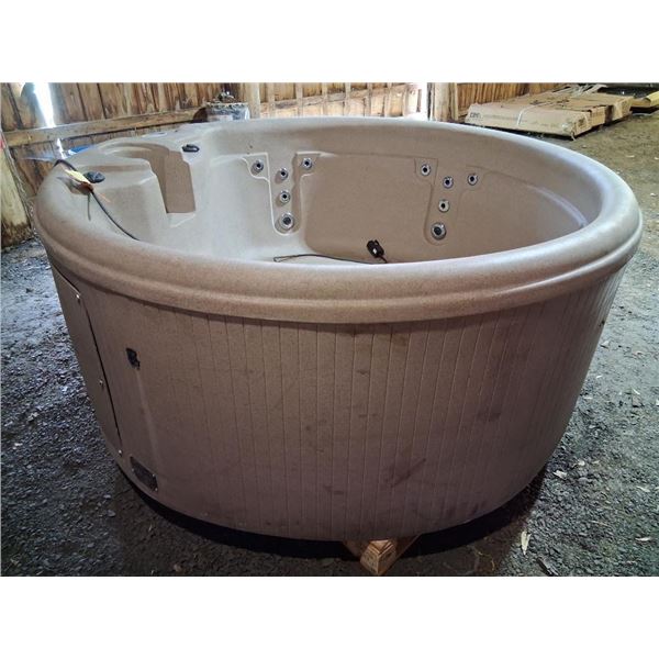 6FT ROUND USED HOTTUB - UNTESTED