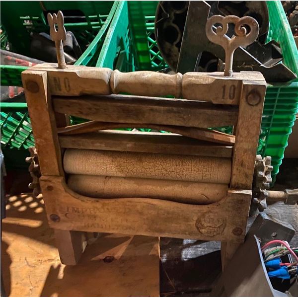 ANTIQUE WASHING MACHINE WRINGER