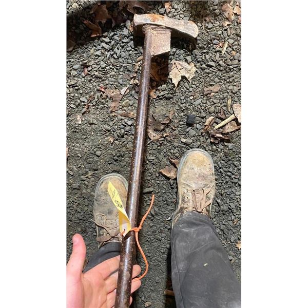 SPLITTING AXE