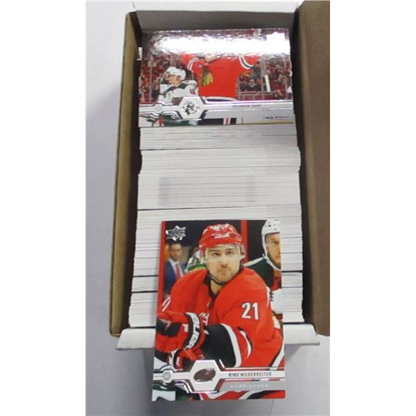 COLLECTABLE:  BOX C/W NHL HOCKEY CARDS