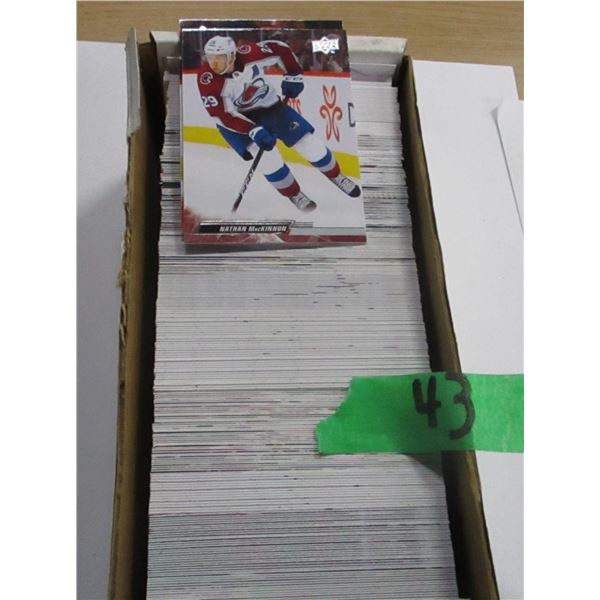 COLLECTABLE:  BOX C/W HOCKEY CARDS