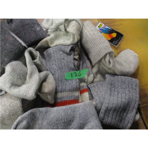 BOX C/W FELT LINERS & SOCKS (SIZE 10)