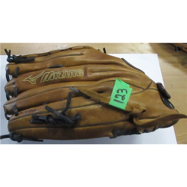 ESTATE:  14" MIZUNO BALL GLOVE