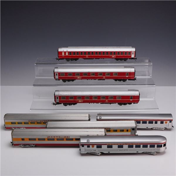 8pc Group of Hobbyline, Tyco, and Marklin HO Scale Passenger Cars and Locomotive