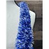Image 4 : White & Blue Lei w/ Kukui Nuts & Tie Closure Circa 1980's, 20"L