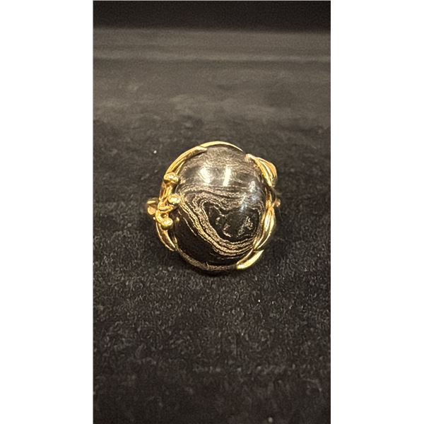 APPROX 14K LADIES RING SET WITH BLACK WOOD (3.9G)