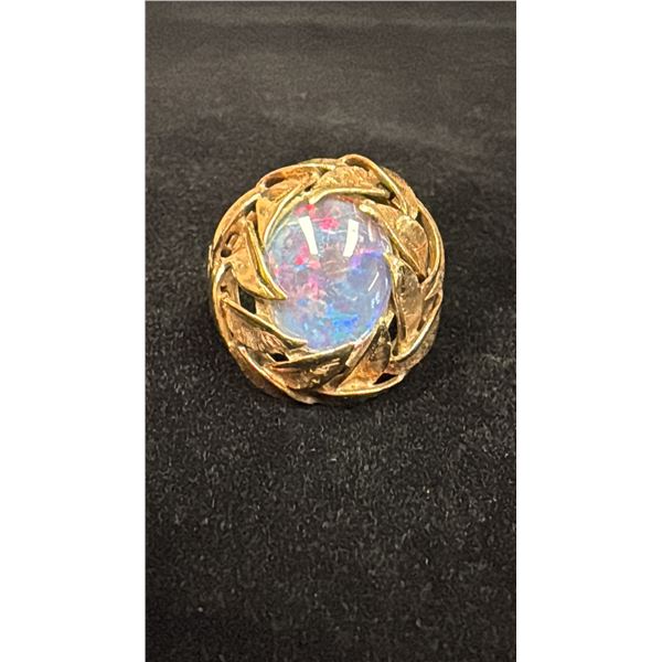 APPROX 10K LADIES RING SET WITH OPAL TRIPLET (6.2G)