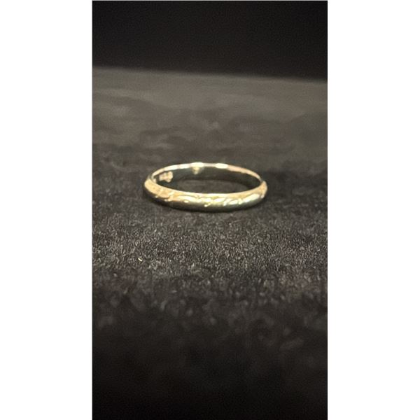 APPROX 18K LADIES WEDDING RING (2.1G)