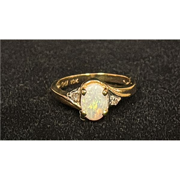 APPROX 10K LADIES RING SET WITH OPAL AND DIAMONDS (2.4G)