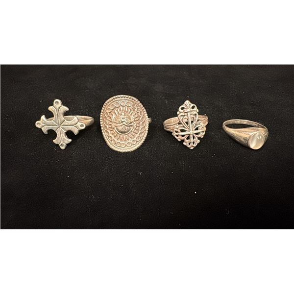 FOUR SILVER LADIES RINGS (ONE SET WITH MOONSTONE, 11.3G)