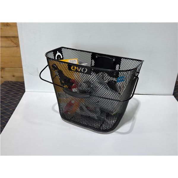 LOT COMPRENANT : PANIER, SONNETTE, BIDON, PORTE-BIDON, POCHETTE DE VÉLO ET RÉFLECTEURS DE RAYONS