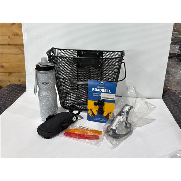 LOT COMPRENANT : PANIER, SONNETTE, BIDON, PORTE-BIDON, POCHETTE DE VÉLO ET RÉFLECTEURS DE RAYONS